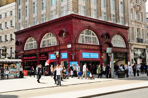 Oxford Circus: estação no edifício, calçada para pedestres